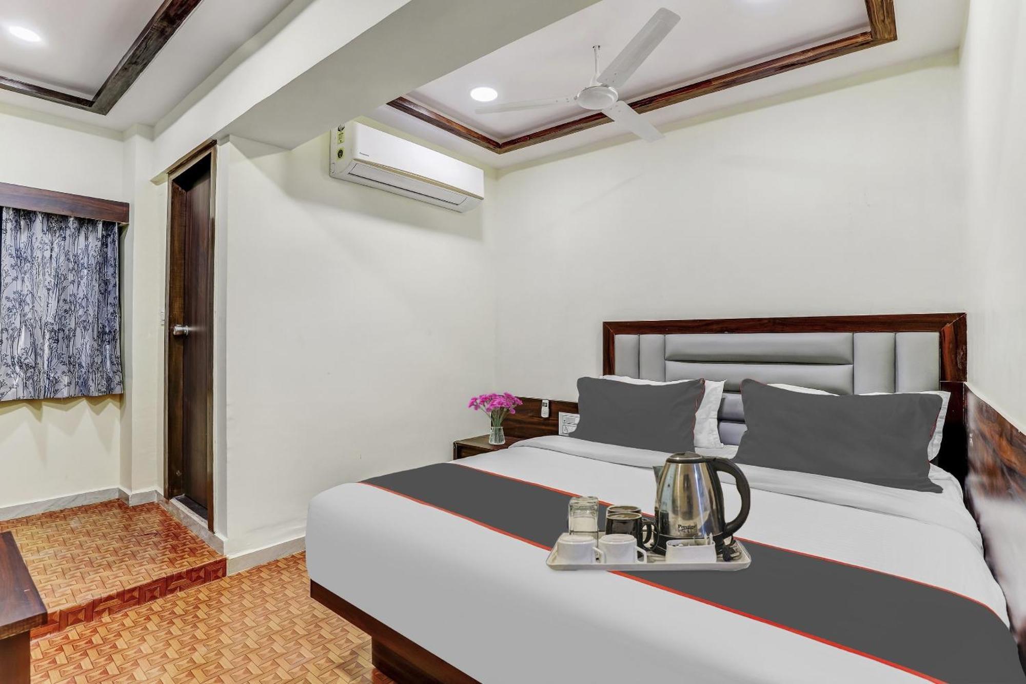 Collection O Laxmi Kuber Hotel Utran Exterior foto