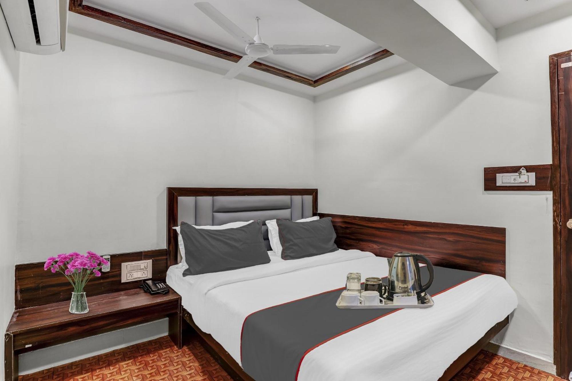 Collection O Laxmi Kuber Hotel Utran Exterior foto