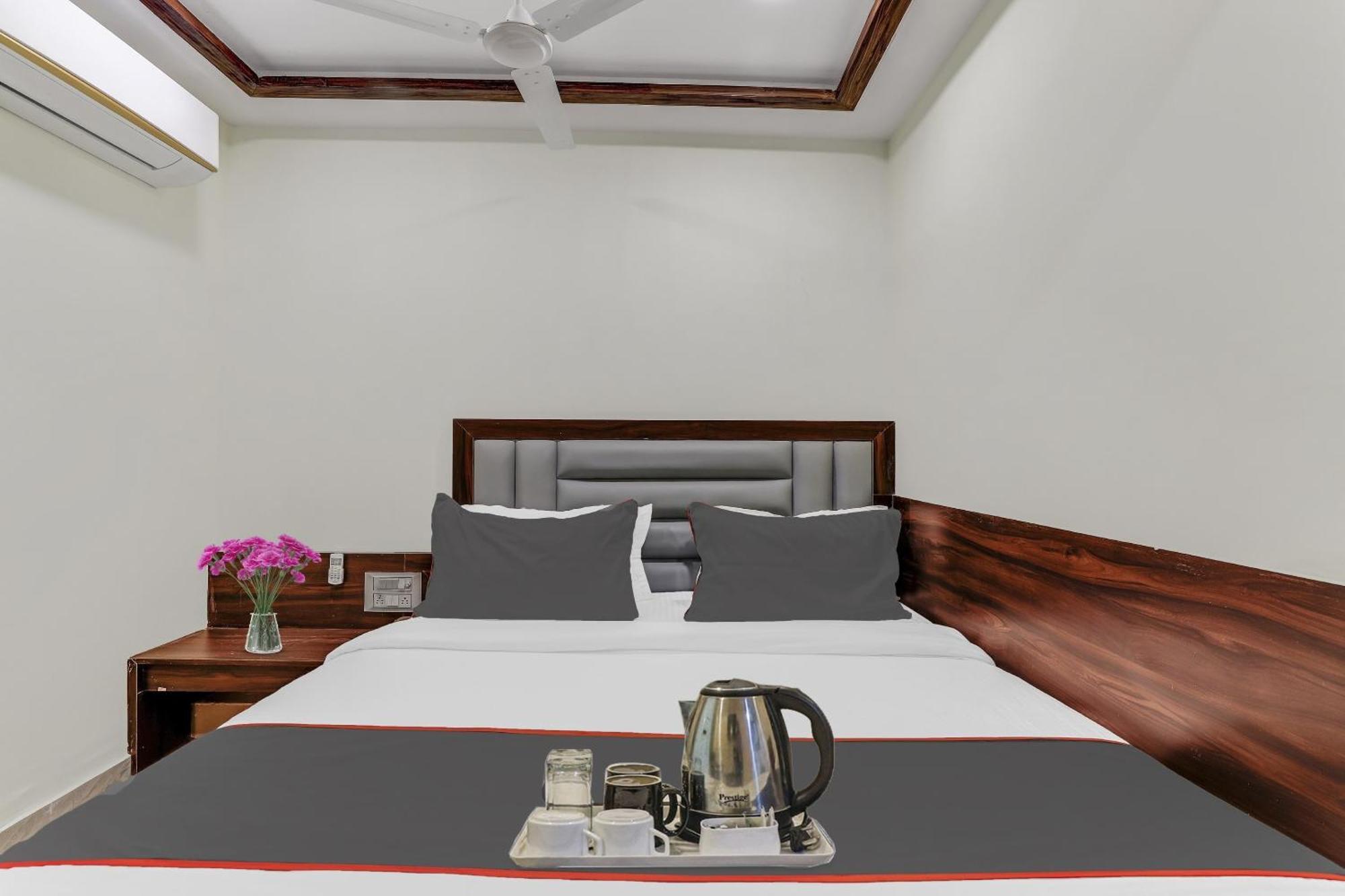 Collection O Laxmi Kuber Hotel Utran Exterior foto