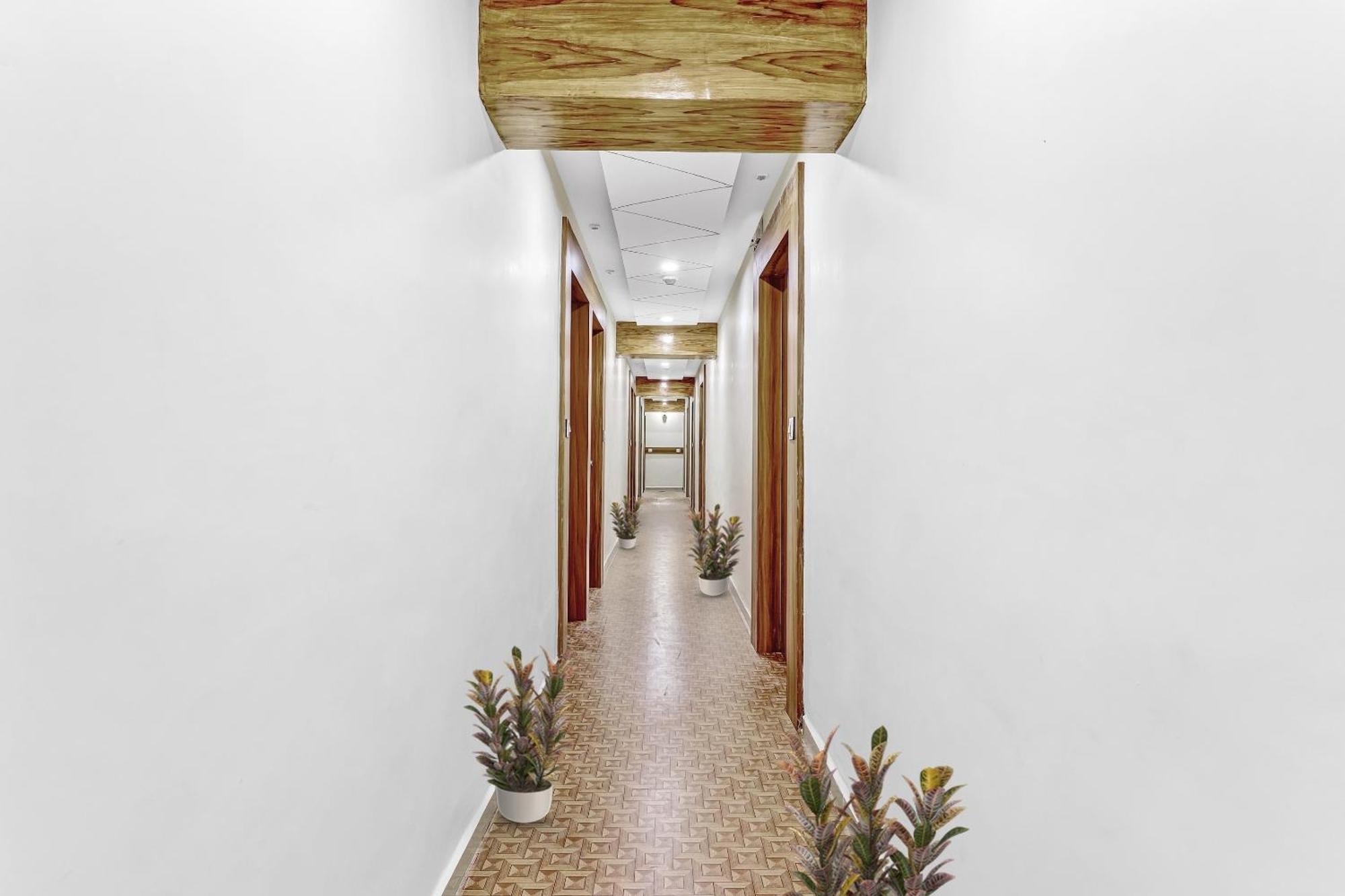 Collection O Laxmi Kuber Hotel Utran Exterior foto